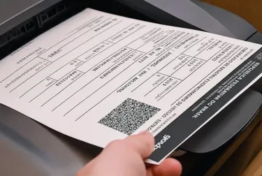Profissional imprimindo o CRLV-e em um escritório de despachante em Maricá.